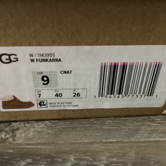 UGG® Women's Funkarra Zip Cuffed Cold-Weather Booties, size 9 - Picture 12 of 13